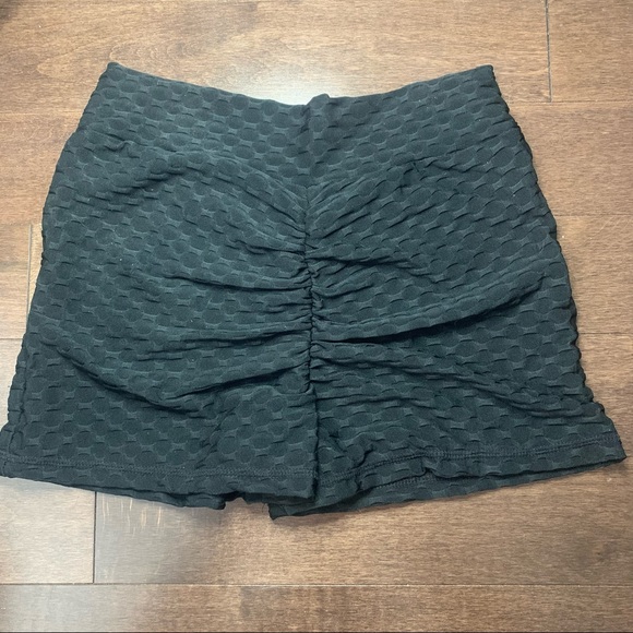NEW TIKTOK HIGH RISE BLACK YOGA GYM BOOTY SHORTS WOMENS SIZE SMALL/MEDIUM - Picture 4 of 9